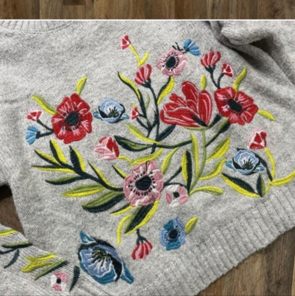 Romeo & Juliet Couture Embroidered Floral Sweater Womens Small Gray Wool Blend